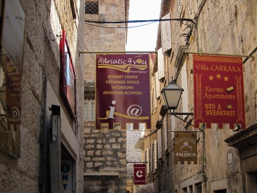 Croatia 2011 --- D08_03-06-02_Pretty shop signs (Trogir, Croatia).jpg