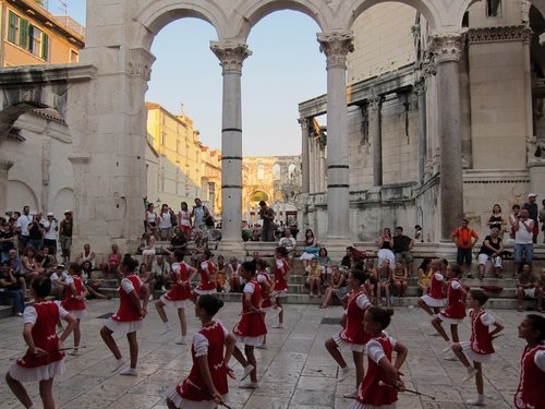 Croatia 2011 --- D08_04-07-02_A show in the square (Split, Croatia).jpg