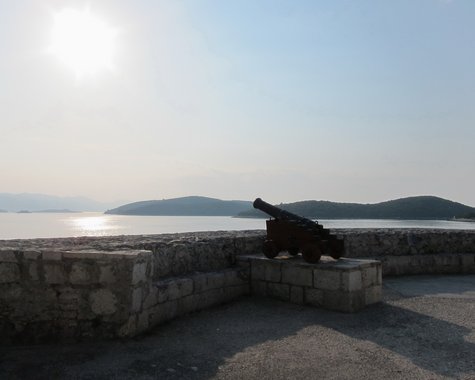 Croatia 2011 --- D10_01-11-02_Cannon in the castle pointing to the sea (Korcula Island, Croatia).jpg