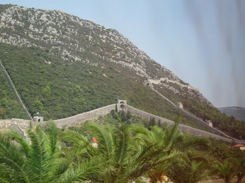Croatia 2011 --- D10_03-01-01_City Wall of Ston which is at mountain foot (Ston, Croatia).jpg