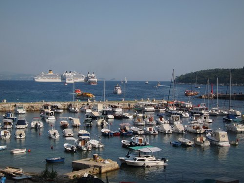 Croatia 2011 --- D10_04-17-01_Scenes seen at the port (Dubrovnik, Croatia).jpg