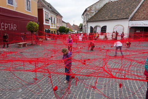 Hungary 2016---D11-02-03-An interesting game played by children in Szentendre.jpg