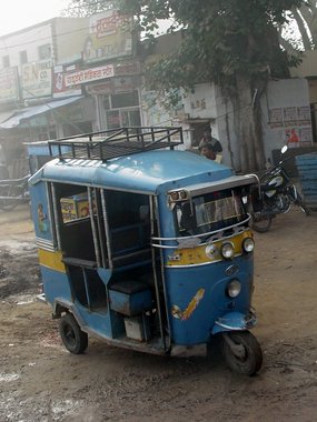 India 2007 - Special topics --- 02-01 Transportation tools ('auto taxi' - most popular taxi in India).jpg
