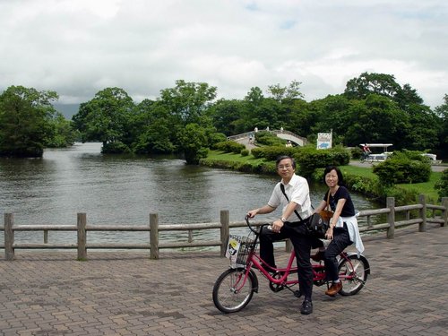Japan 2004 --- 02 Riding a 2-seated bicycle with Mamma in Onuma Park.jpg