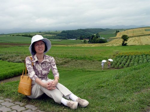 Japan 2004 --- 08 What an easy time at Shinei Hill in Biei.jpg