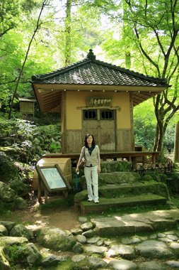Japan 2009---04-04-01 Poet Matsuo Basho's House.jpg