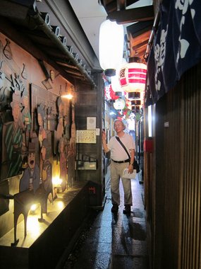 Japan 2015---09_01-3(Ukiyokoji)-02_It is a very narrow old lane.JPG