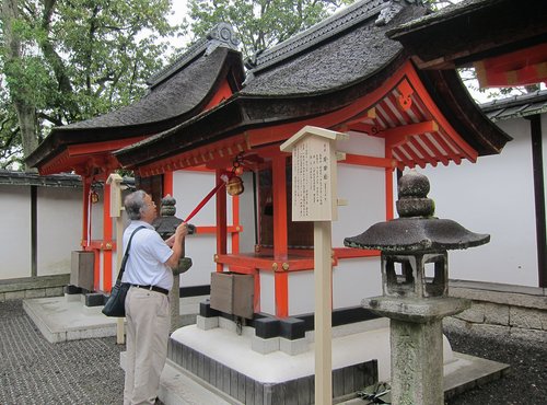 Japan 2015---09_03-2(Hushimi Inari-taisha)-12_Worshipping at Okusha Thrine .JPG
