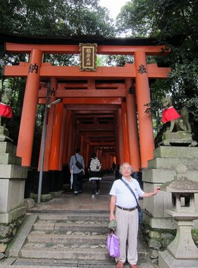 Japan 2015---09_03-2(Hushimi Inari-taisha)-16_Entering 1000 Torii Gates.JPG