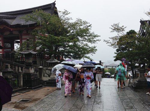Japan 2015---09_03-3(Kiyomizu-dera)-06_More visitors wearing kimono.JPG