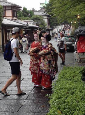Japan 2015---09_03-4(Sannenzaka)-000-14_Meeting two geisha on the way.JPG