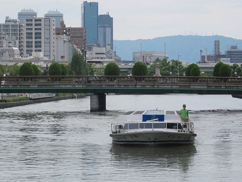 Japan 2015-09_01---1 (Osaka boat cruise)-000-09_A glance at a boat.JPG