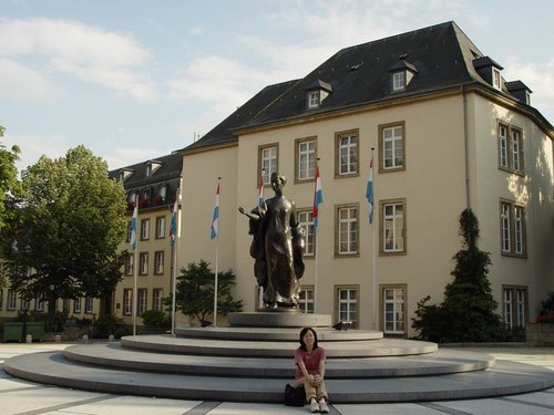 Luxemburg 2005 - A statue of Grand Duchess Charlotte (1896-1985), head of state of Luxemburg.jpg