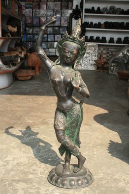 Nepal 2010---03_02-2_A god statue seen in Sauraha near Citwan National Park.jpg