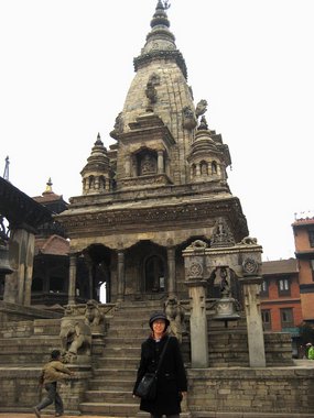 Nepal 2010---07_03_05-4_Durbar Square in Bhaktapur---in front of temple tower.jpg