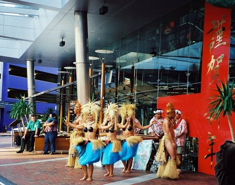 New Zealand 2000---Folk dance of Maori people in Auckland.jpg
