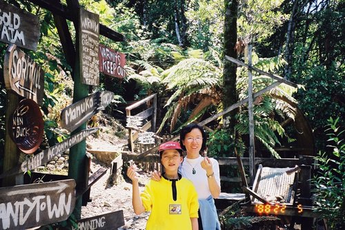 New Zealand 2000---Happy practice of gold panning in Shantytown.jpg