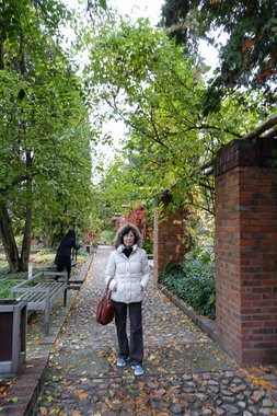 Poland 2016---D02_02_02-In the garden beside Chopin's house.jpg