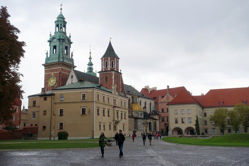 Poland 2016---D05-07-01-The Wawel Cathedral located at a corner of the big castle yard.jpg