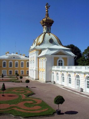 Russia 2002---Peterhof (Summar Palace) in St. Petersburg.jpg