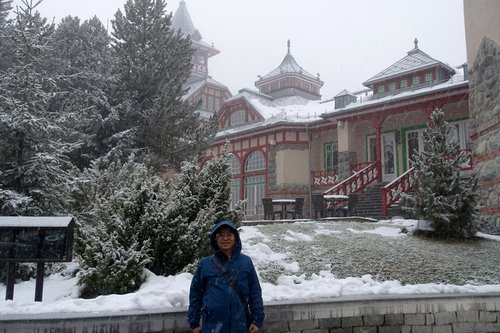 Slovakia 2016---D06-07-01-An exciting snowing scene in front of Grand Hotel Kempinski.jpg