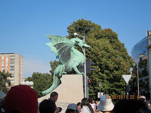 Slovenia 2011 --- D02_02-04-02_Dragon statue on a bridge (Ljubljana, Slovenia).JPG