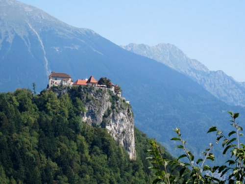 Slovenia 2011 --- D03_02-05-02_Bled Castle seen from the lake surface 2 (Slovenia).jpg