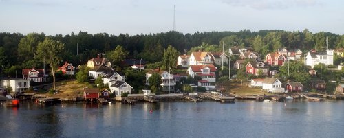 Sweden 2017_01_Cruise to Sweden - A seashore that is full of colorful houses.jpg