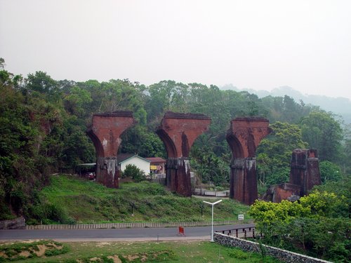 Taiwan-Miaoli 2006---Long-Teng Broken Railway Bridge.jpg