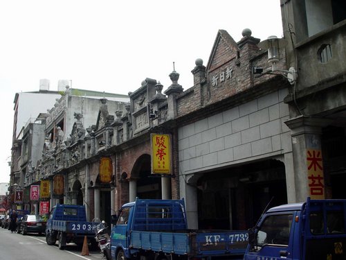 Taiwan-Tahsi 2004---Old street with classic houses.JPG