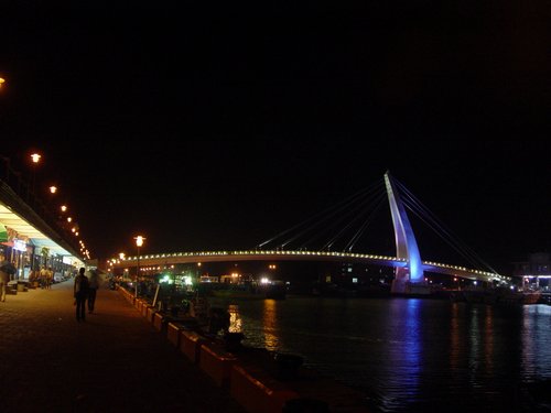 Taiwan-Tamsui 2005---Night visit to Lovers' Bridge.jpg