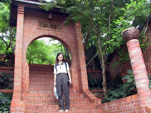 Taiwan-Wanli 2003---Mamma on the stairway up to a building in Hwataoyao in Miaoli.jpg