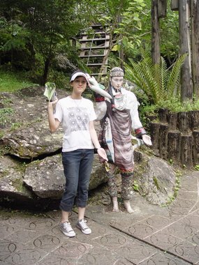 Taiwan-Wulai 2006---Taking a picture with a statue of suboriginal wemon.jpg