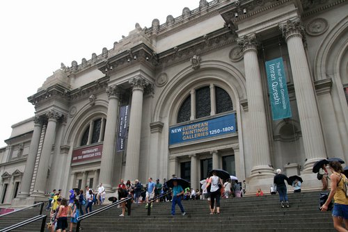 USA 2013 --- D09-01-01_The entrance of the MET (Metropolitan Museum of Art).jpg