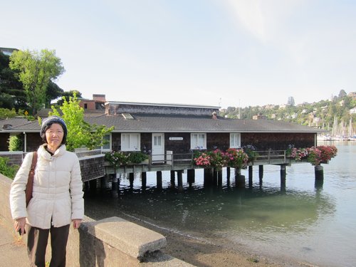 USA 2015 --- D02-03-02_Tiburon - In front of a lake house (seen from Beach Rd.).JPG