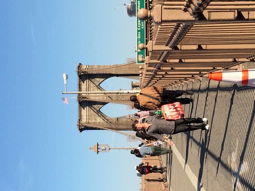 USA 2015 --- D05-04-01_NY - Walking on Brooklyn Bridge.JPG